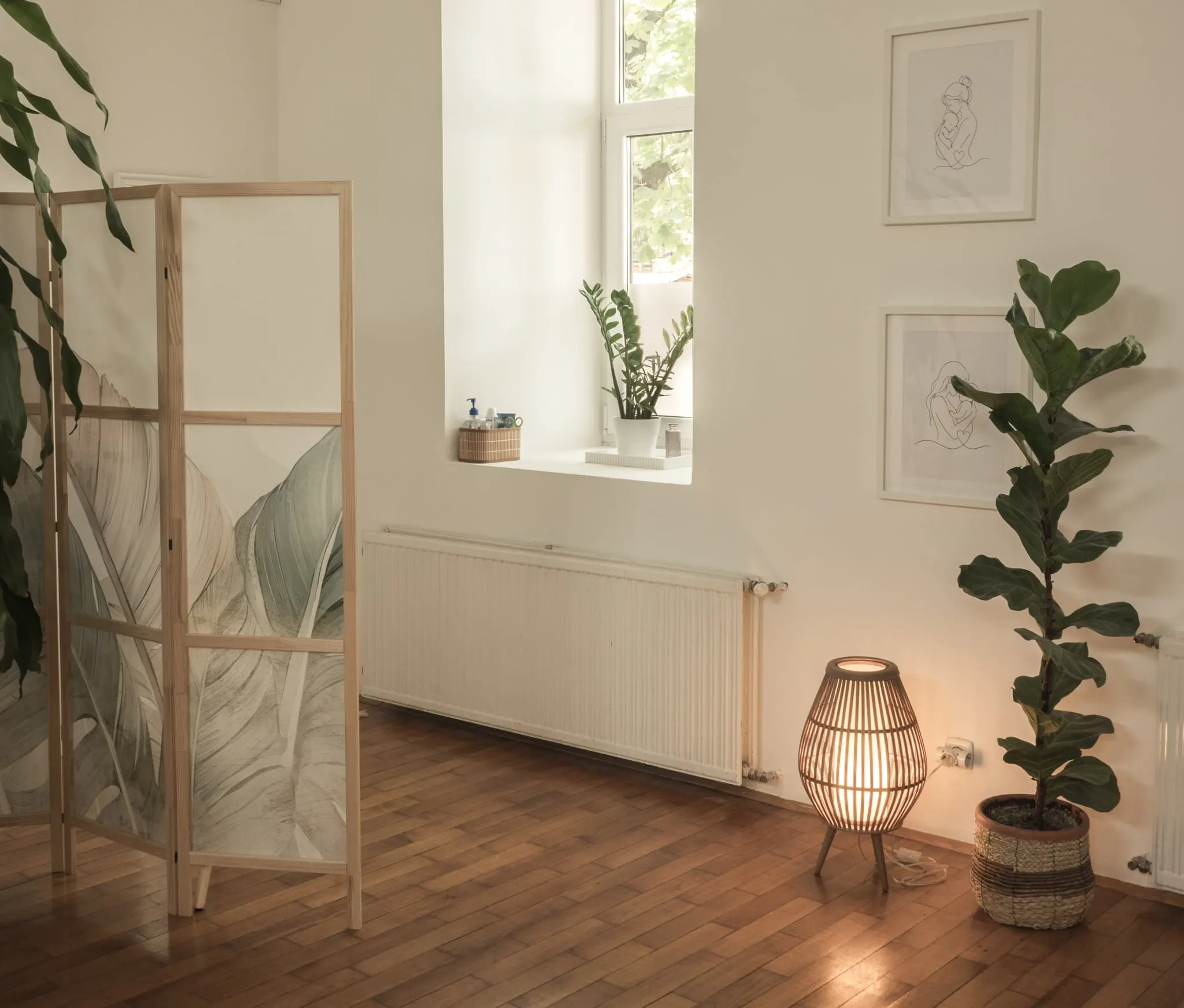 Bambusz paraván, rattan lámpa és fikusz a terem ablakos sarkában